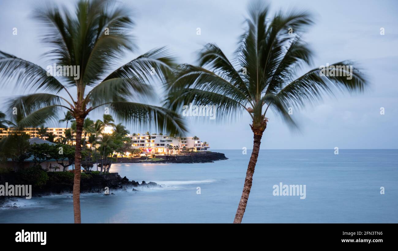 Keauhou Bay bei Nacht beleuchtet vom Sheraton Kona Resort and Spa, einem beliebten Ort für nächtliche Mantarochen-Tauchgänge auf der Big Island von Hawaii Stockfoto
