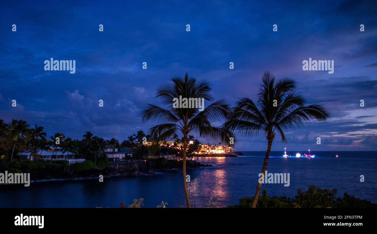 Keauhou Bay bei Nacht beleuchtet vom Sheraton Kona Resort Und Spa und Nacht Manta ray Schnorchel- und Tauchboote Auf der Big Island von Hawaii Stockfoto