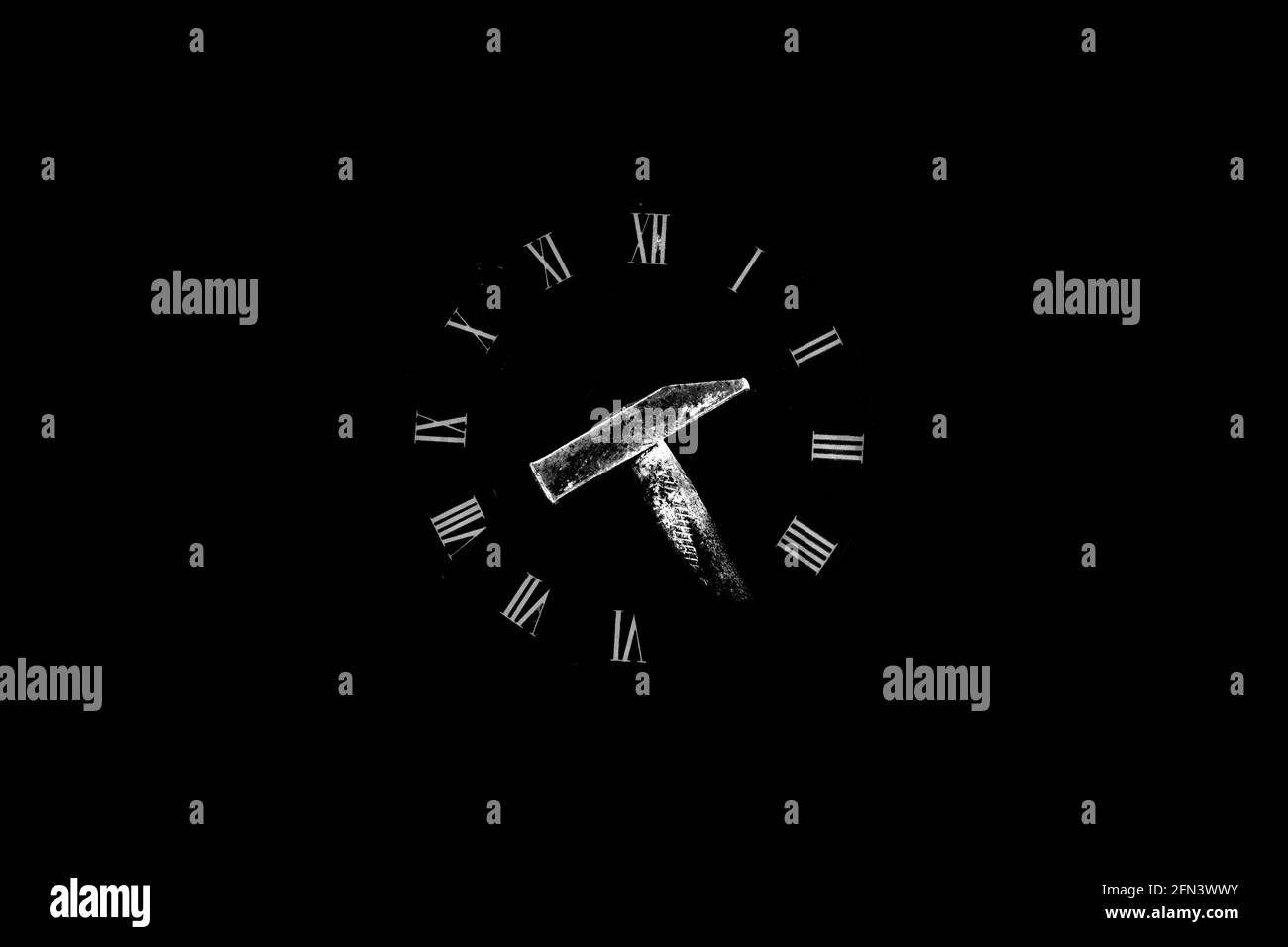 Schwarz-weißes Bild einer alten Uhr und einer Einen niedrigen Schlüssel einschlagen Stockfoto