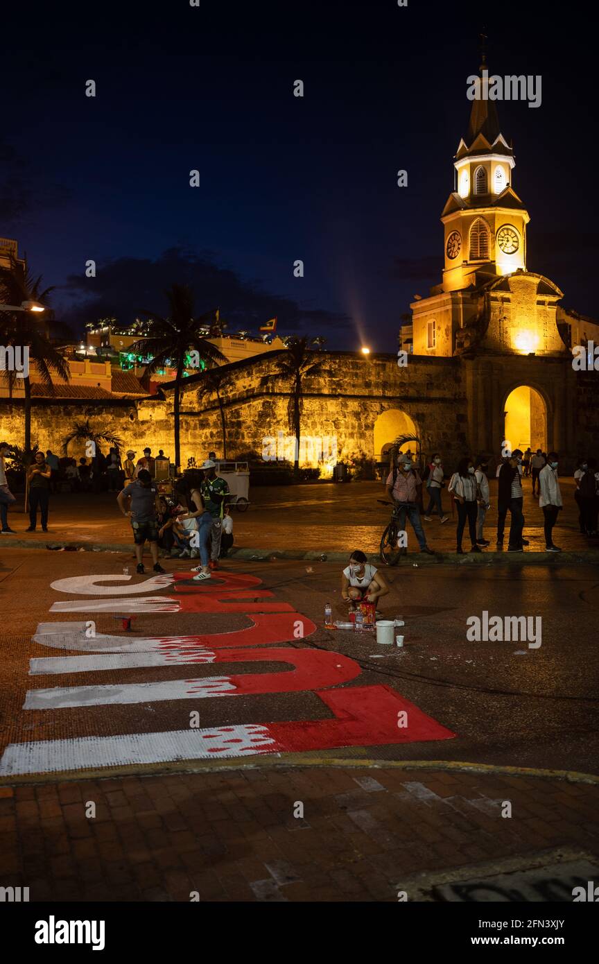Künstlergruppe malte ein Graffiti zum Gedenken an Lucas Villa, eine Ikone des friedlichen Protestes in Kolumbien, der achtmal in Pereira geschossen wurde. Stockfoto