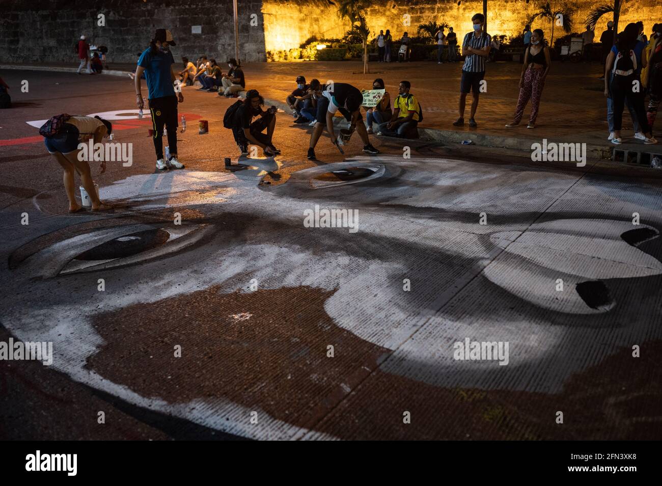 Künstlergruppe malte ein Graffiti zum Gedenken an Lucas Villa, eine Ikone des friedlichen Protestes in Kolumbien, der achtmal in Pereira geschossen wurde. Stockfoto