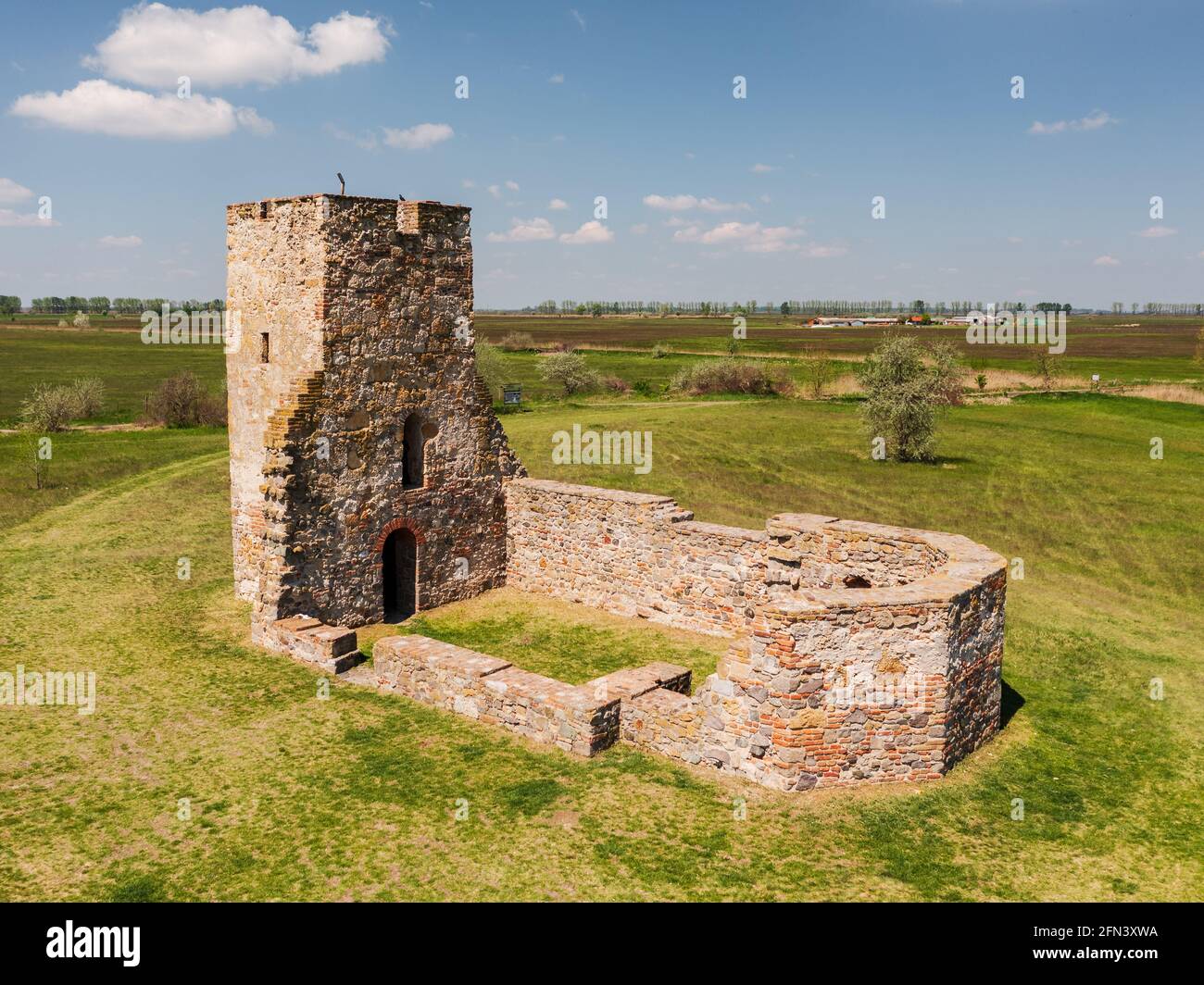 Der Turm von Csonka ist ein altes Denkmal in Südungarn. Erbaut ca. 11. Jahrhundert. Nicht zu berühmt, aber interessanter Ort in der Mitte der Alfold Region. Stockfoto