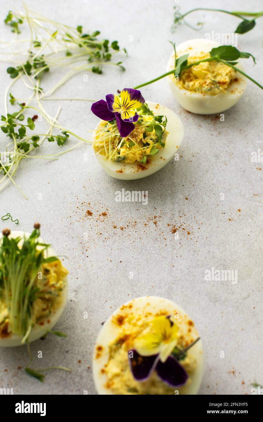Eier gefüllt mit Soße und gebratene Zwiebeln mit verschiedenen ...