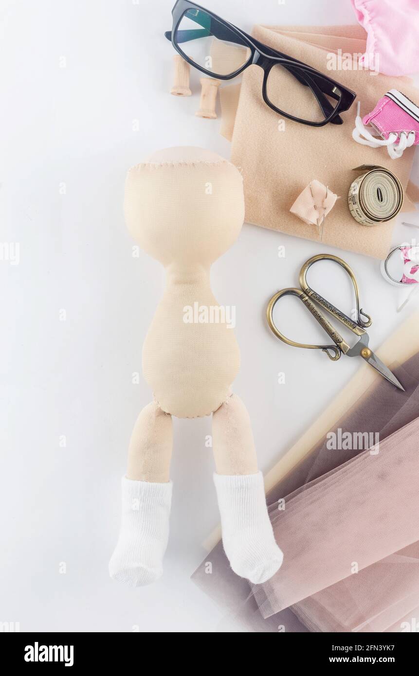 Designer Puppe von Hand aus Textilien mit Accessoires. Shaping  handgefertigten Körper der Puppe. Erstellen von Puppen, Herstellung  handgefertigten Designer-Textil-Puppe Stockfotografie - Alamy