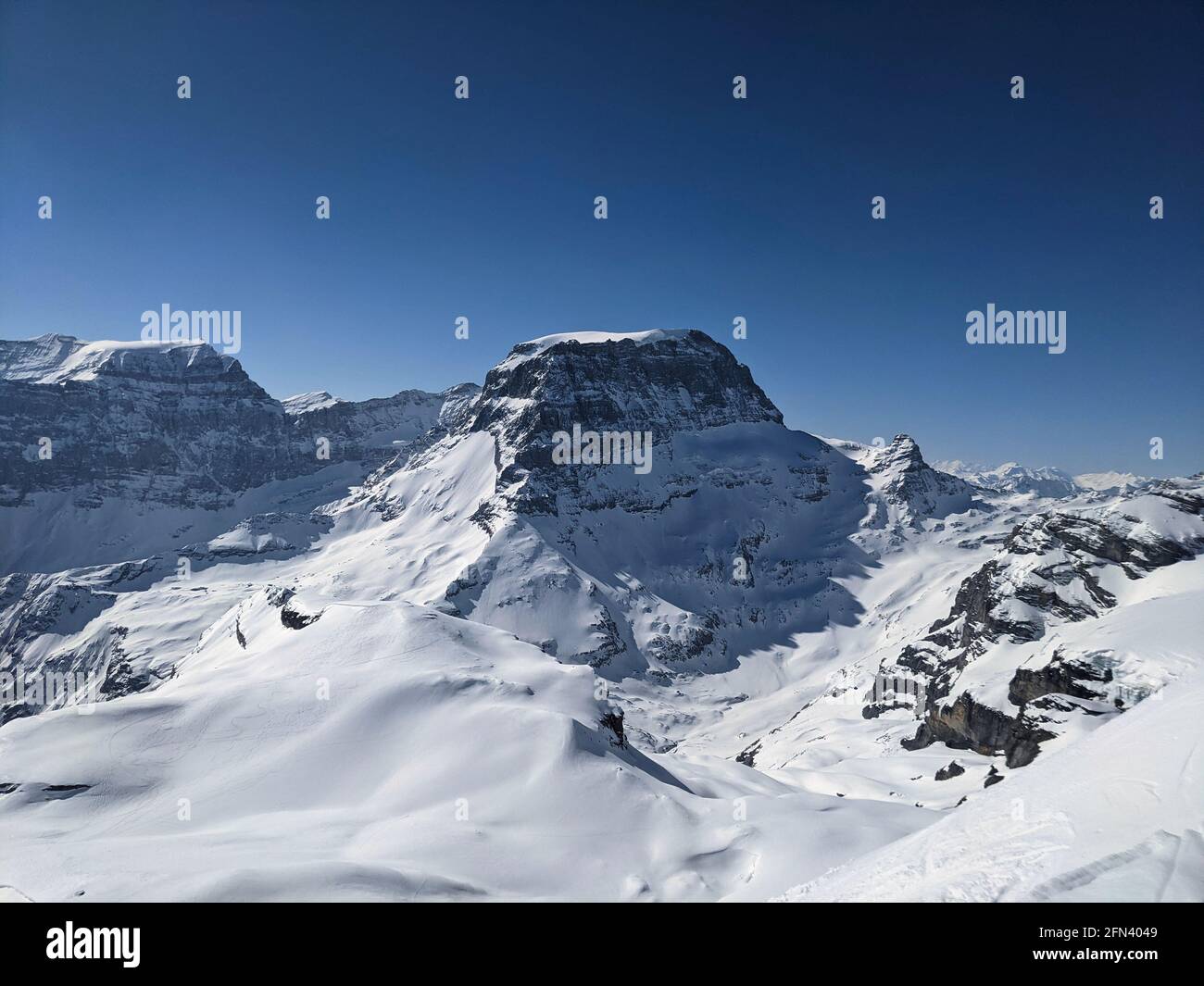 Blick vom Berg in glarus auf einen schönen Winter Landschaft in den schweizer Bergen.Claridenfirn und toedi piz russein Stockfoto