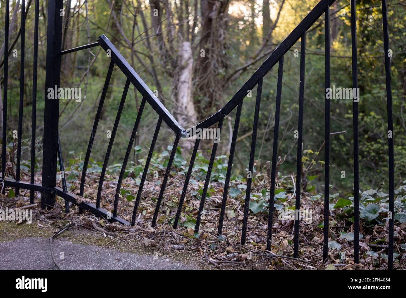 Geländer, die während des Sturms von einem umgestürzten Baum beschädigt wurden. Stockfoto