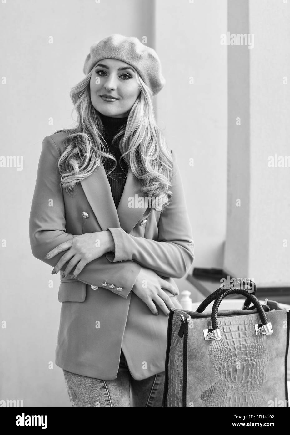 Bekleidung für den Herbst. Vintage-Kleidung ansehen. Federkleidung. Qualität geht nie aus der Mode. Elegante Frau trägt Jacke und Mütze. Stylisch Stockfoto