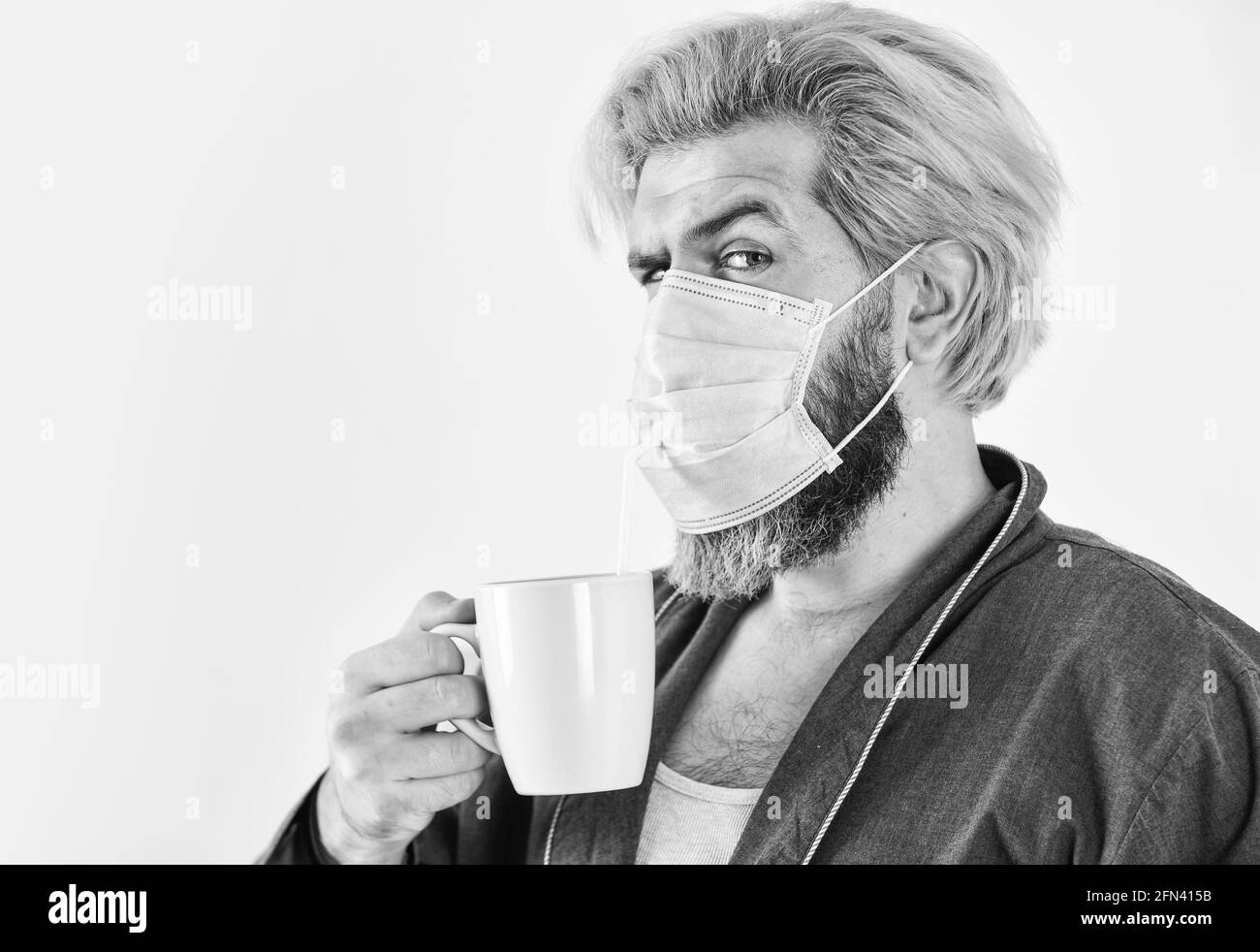 Absolut geschützt. Tragen Maske vor Coronavirus schützen. Kerl in Maske trinken Tee Kaffee mit Stroh. Hygiene ist ernst. Mund und Nase mit abdecken Stockfoto