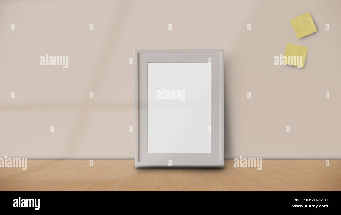 Rahmen oder Poster-Modell im Wohnzimmer und mit Postit mit Fensterschatten auf pastellfarbenem Wandhintergrund Stockfoto