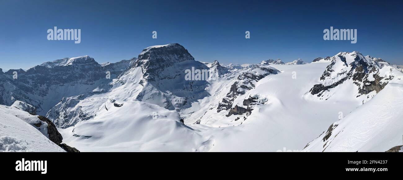 Blick vom Berg in glarus auf einen schönen Winter Landschaft in den schweizer Bergen.Claridenfirn und toedi piz russein Stockfoto