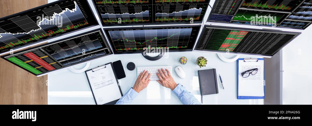 Stock Exchange Analyst Mit Mehreren Computerbildschirmen Stockfoto