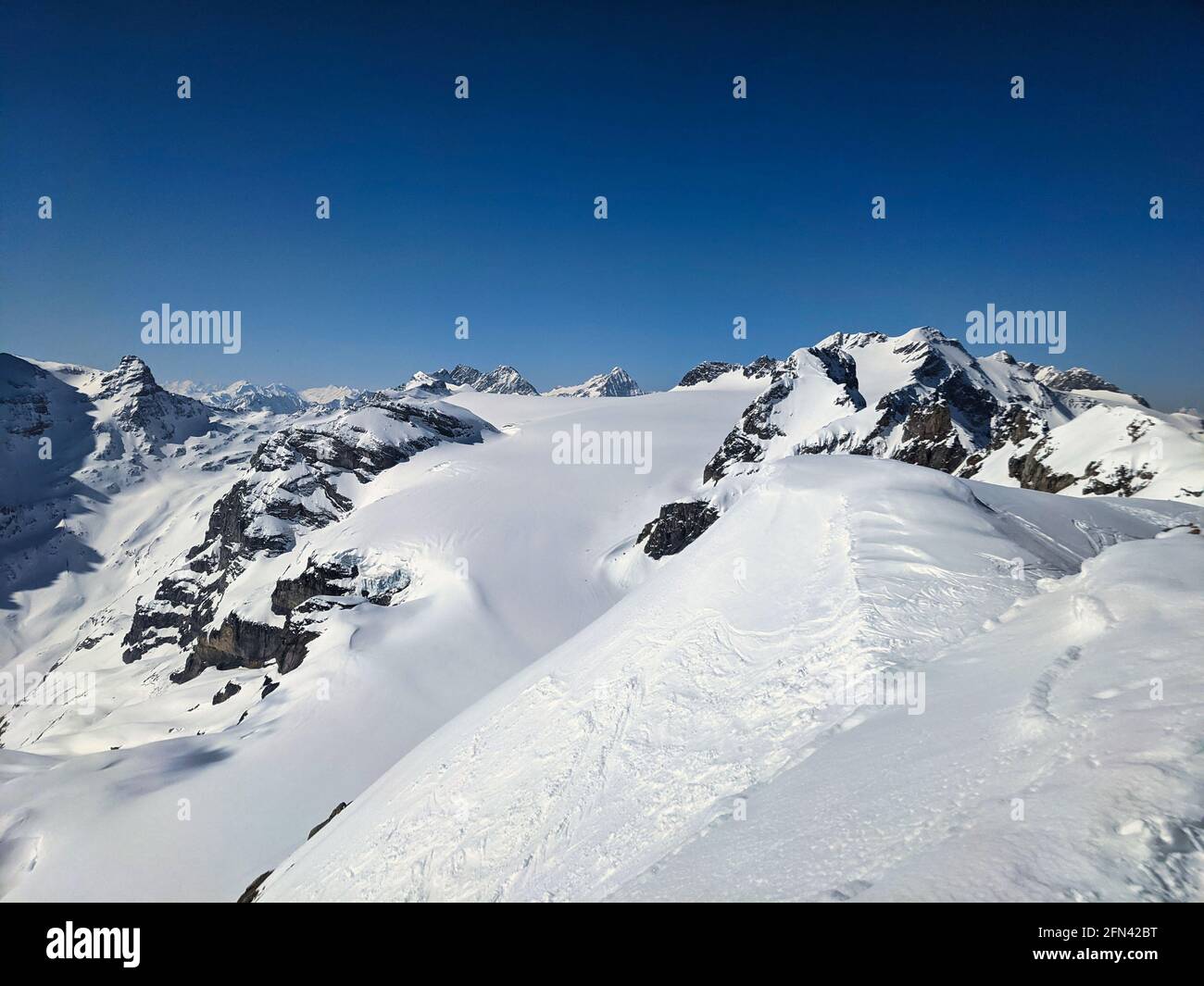 Blick vom Berg in glarus auf einen schönen Winter Landschaft in den schweizer Bergen.Claridenfirn und toedi piz russein Stockfoto