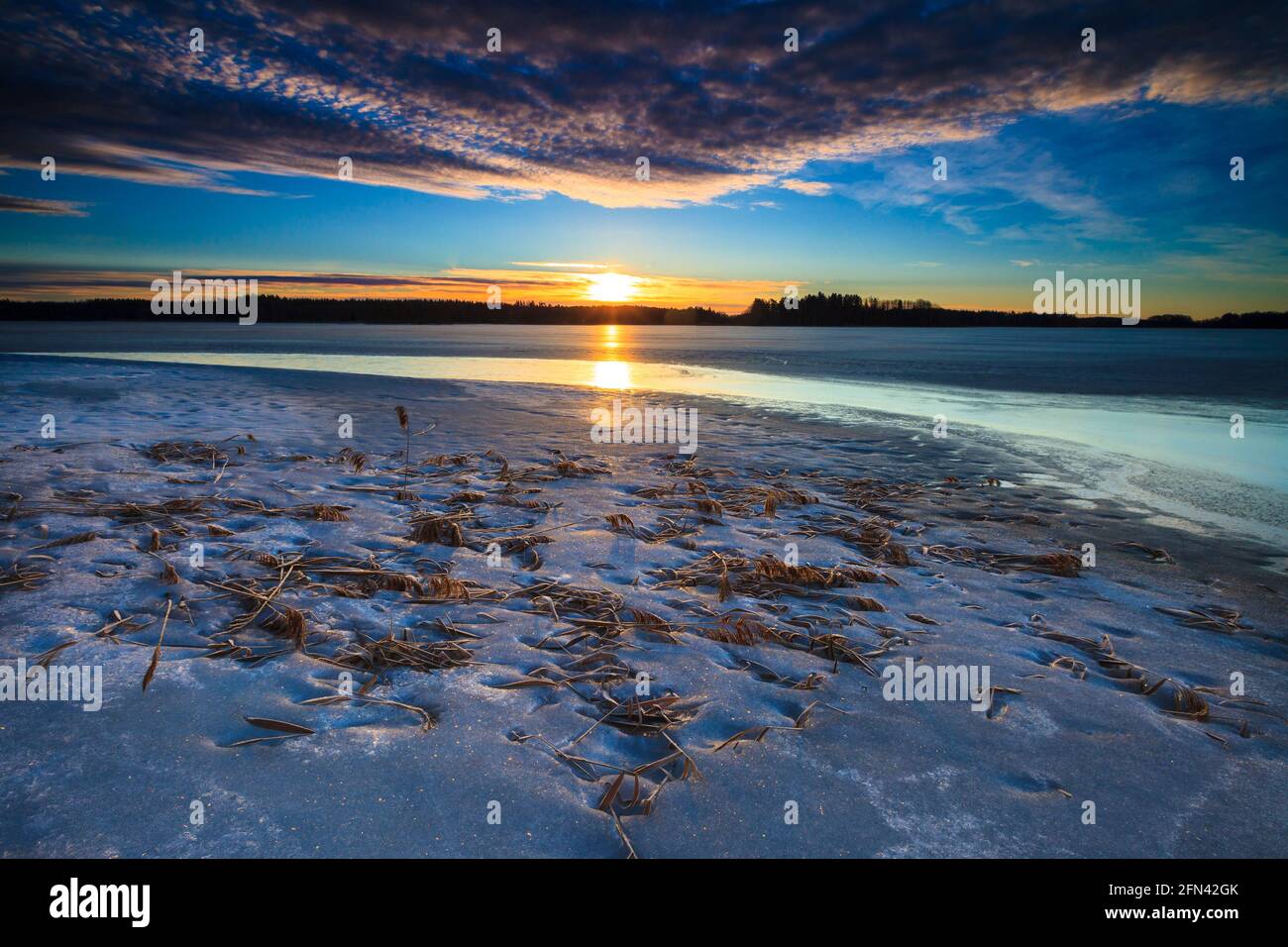 Auffälliger Wintermorgen-Sonnenaufgang am gefrorenen See von Vansjø in Østfold, Norwegen, Skandinavien. Stockfoto