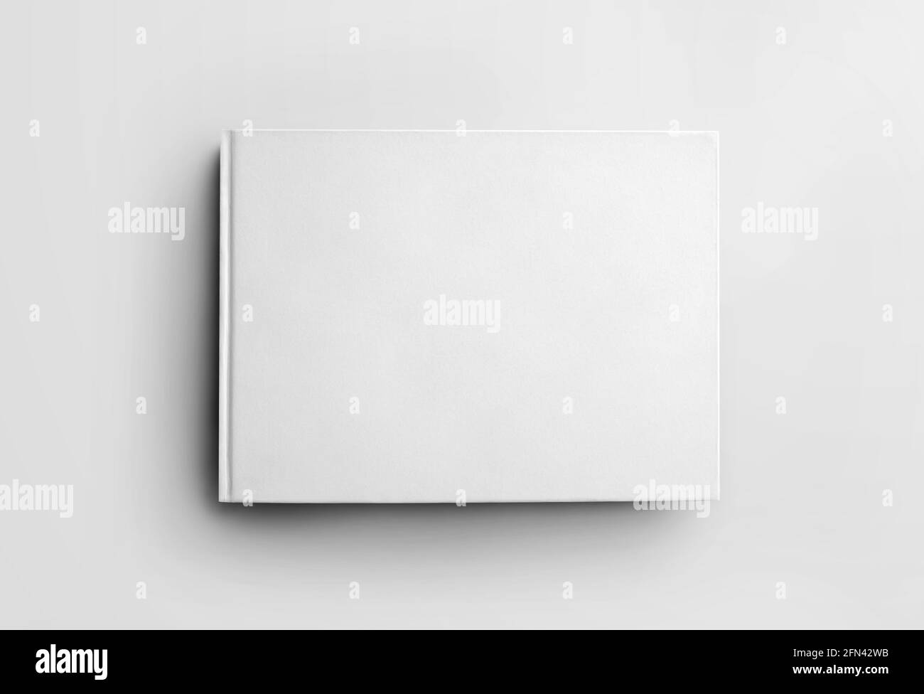 Modell leeres weißes geschlossenes Buch isoliert auf Hintergrund, Vorderansicht. Hardcover-Objektvorlage für die Ausrichtung im Hochformat für die Designpräsentation. Ctalogue l Stockfoto