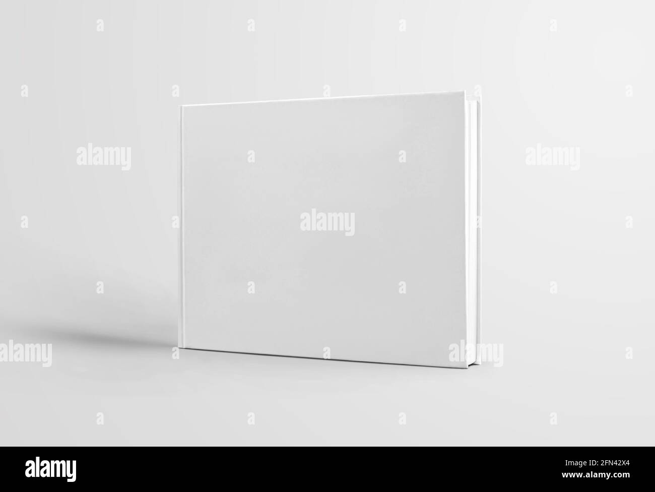 Geschlossene weiße Buchvorlage mit realistischen Schatten, stehend für die Präsentation von Design und Werbung, Vorderansicht.Mockup blank Business-Katalog hardc Stockfoto