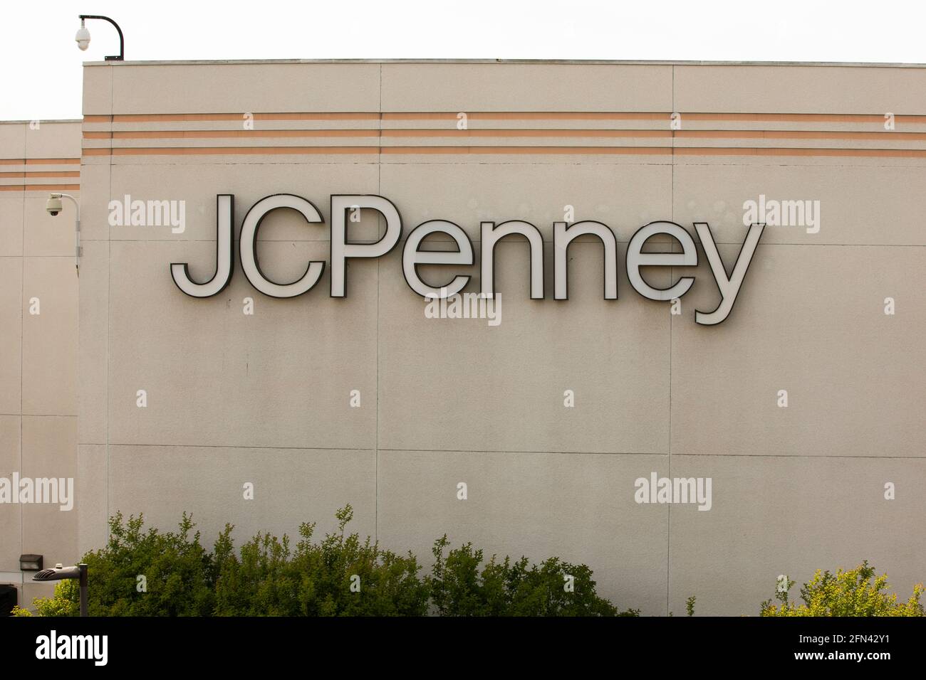 Brea, Kalifornien, USA - 1. Mai 2021: Licht leuchtet hinter einem JCPenney-Gebäude. Stockfoto