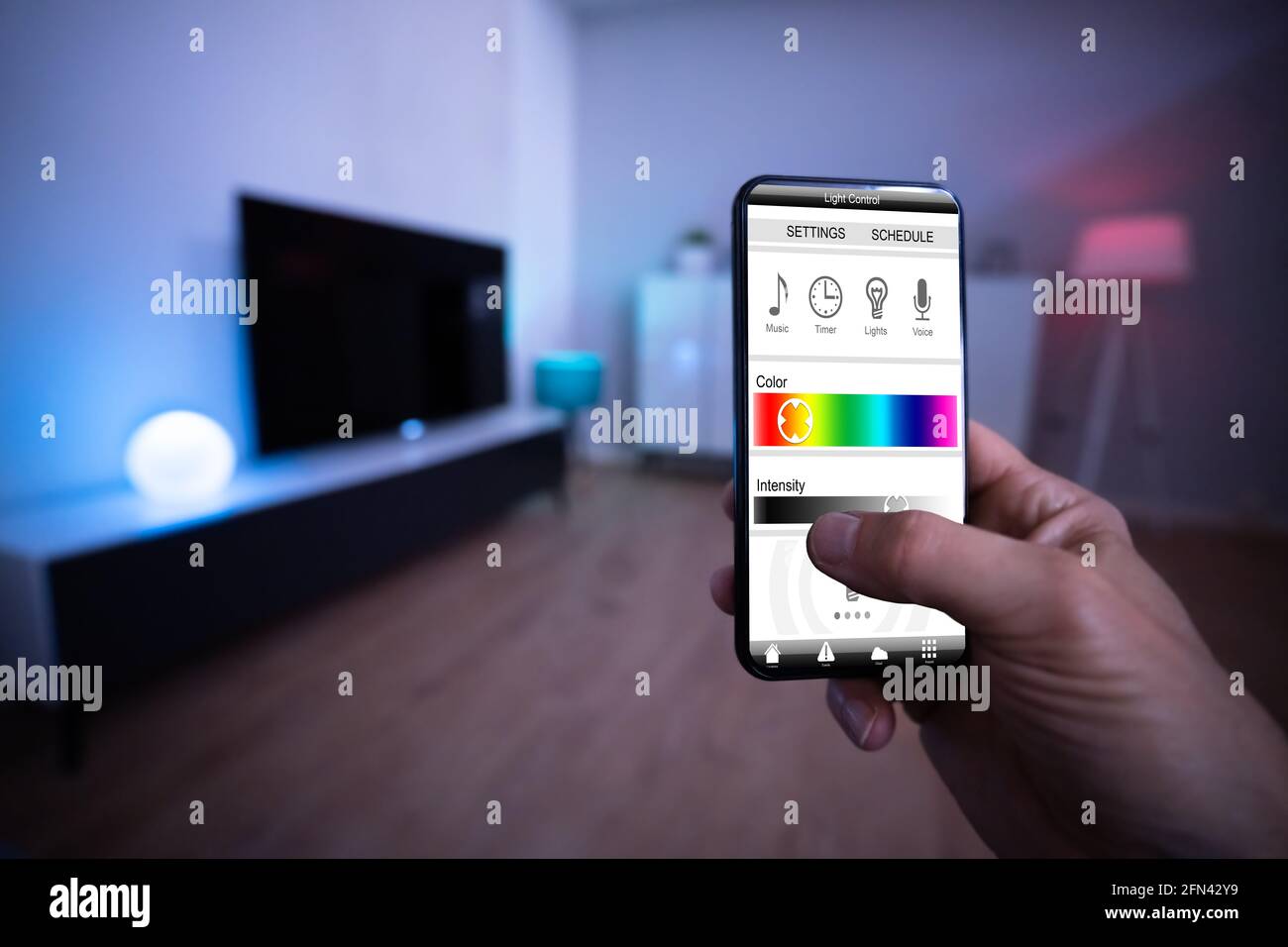 Smart Light Control Mit Mobiltelefon Und Smarthome Stockfoto