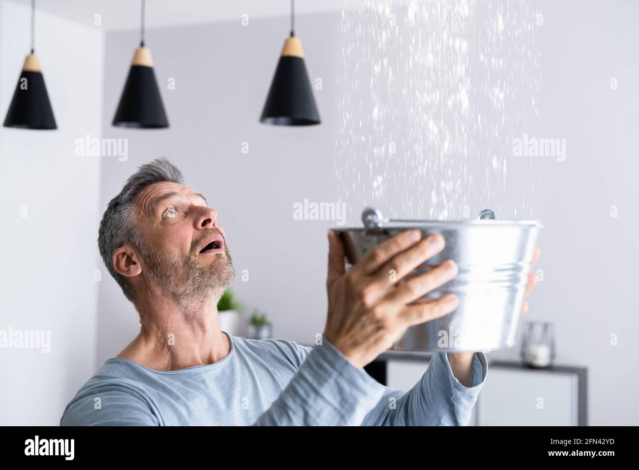 Wasserflut Und Rohrleck Im Haus Stockfoto