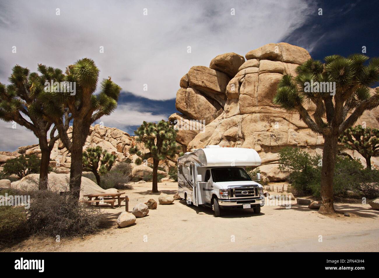 Camper In Joshua Tree National Stockfotos Und Bilder Kaufen Alamy