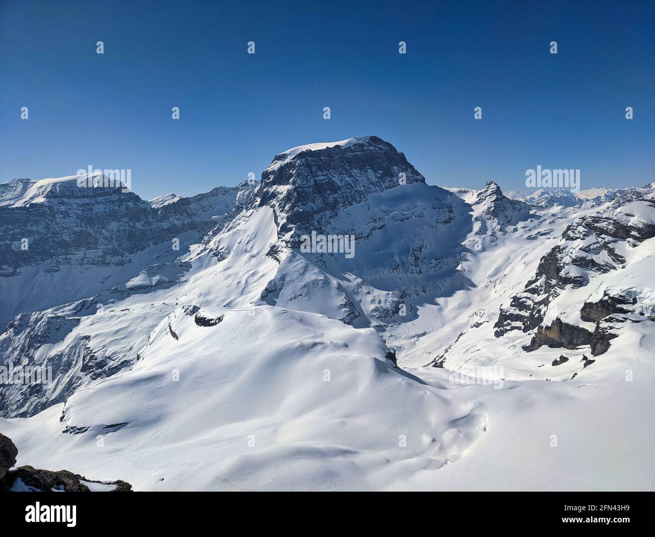 Winterpanorama vom gemsairenstock in Richtung toedi piz russein mit dem claridengletscher. Berge Stockfoto
