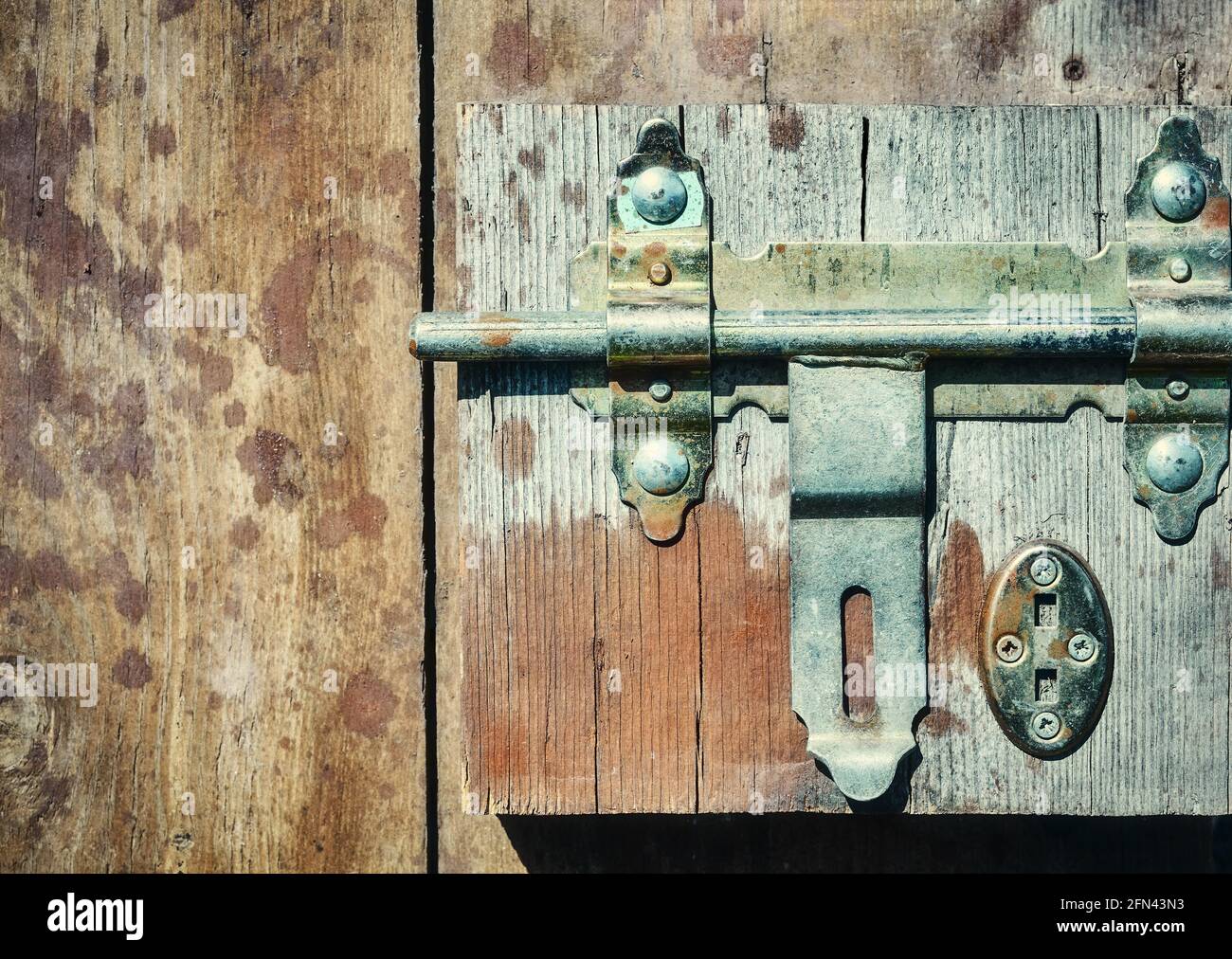 Nahaufnahme eines Hakens an einer Holztür. Stockfoto
