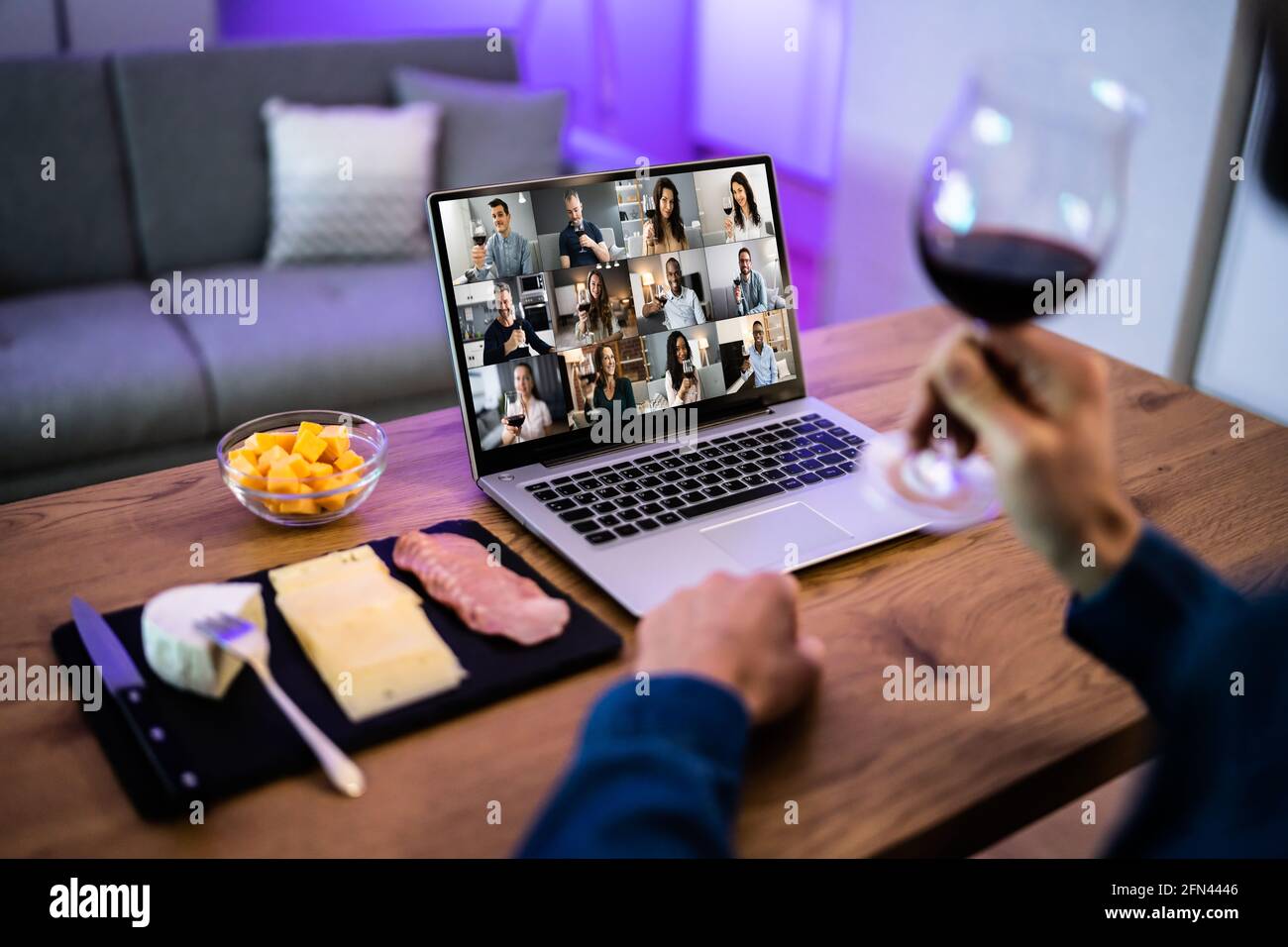 Virtuelle Weinprobe Dinner-Event Online Mit Laptop Stockfoto