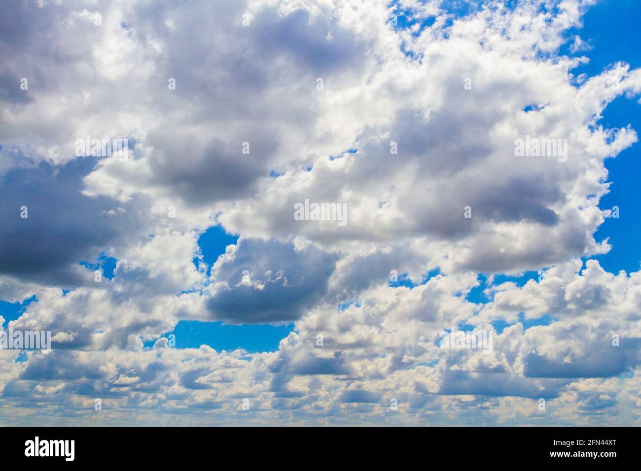 Dramatische Wolkenlandschaft Himmel am Sommertag, Masse der Wolke träge in der Luft Stockfoto