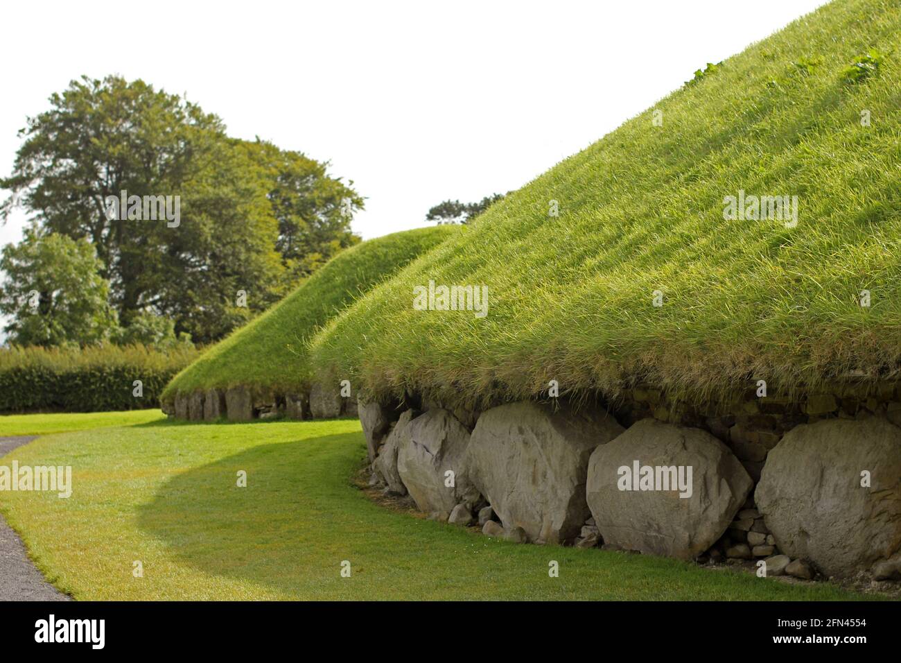 Grabhügel des UNESCO-Weltkulturerbes Newgrange. Gräber der alten keltischen Zivilisationen in Irland Stockfoto