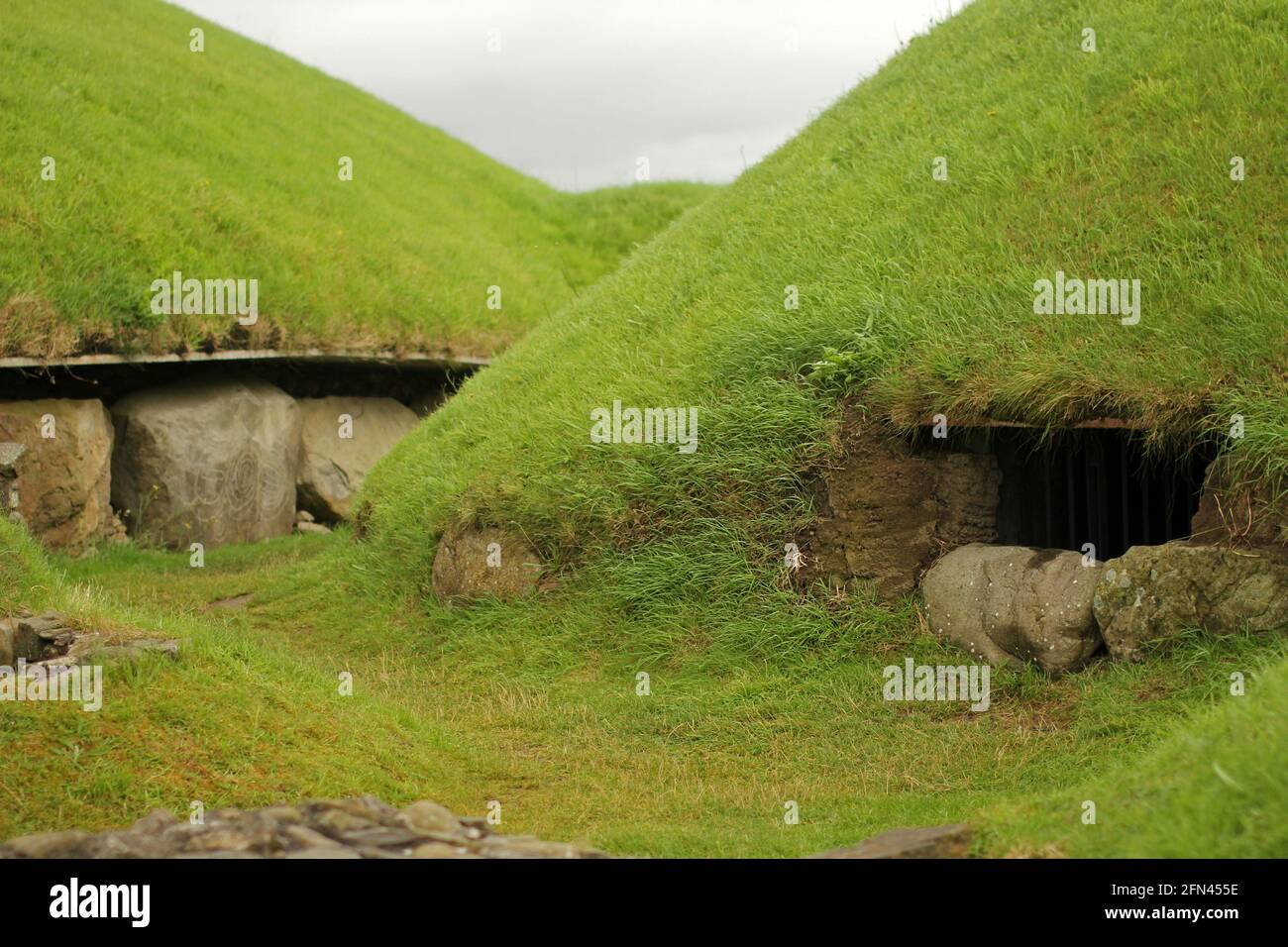 Grabhügel des UNESCO-Weltkulturerbes Newgrange. Gräber der alten keltischen Zivilisationen in Irland Stockfoto