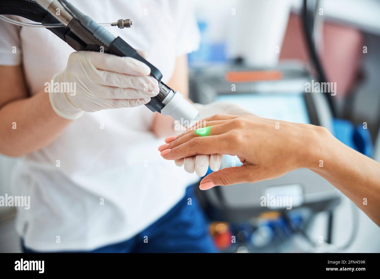 Kosmetikerin entfernt unerwünschte Haare von weiblichen Fingern Stockfoto