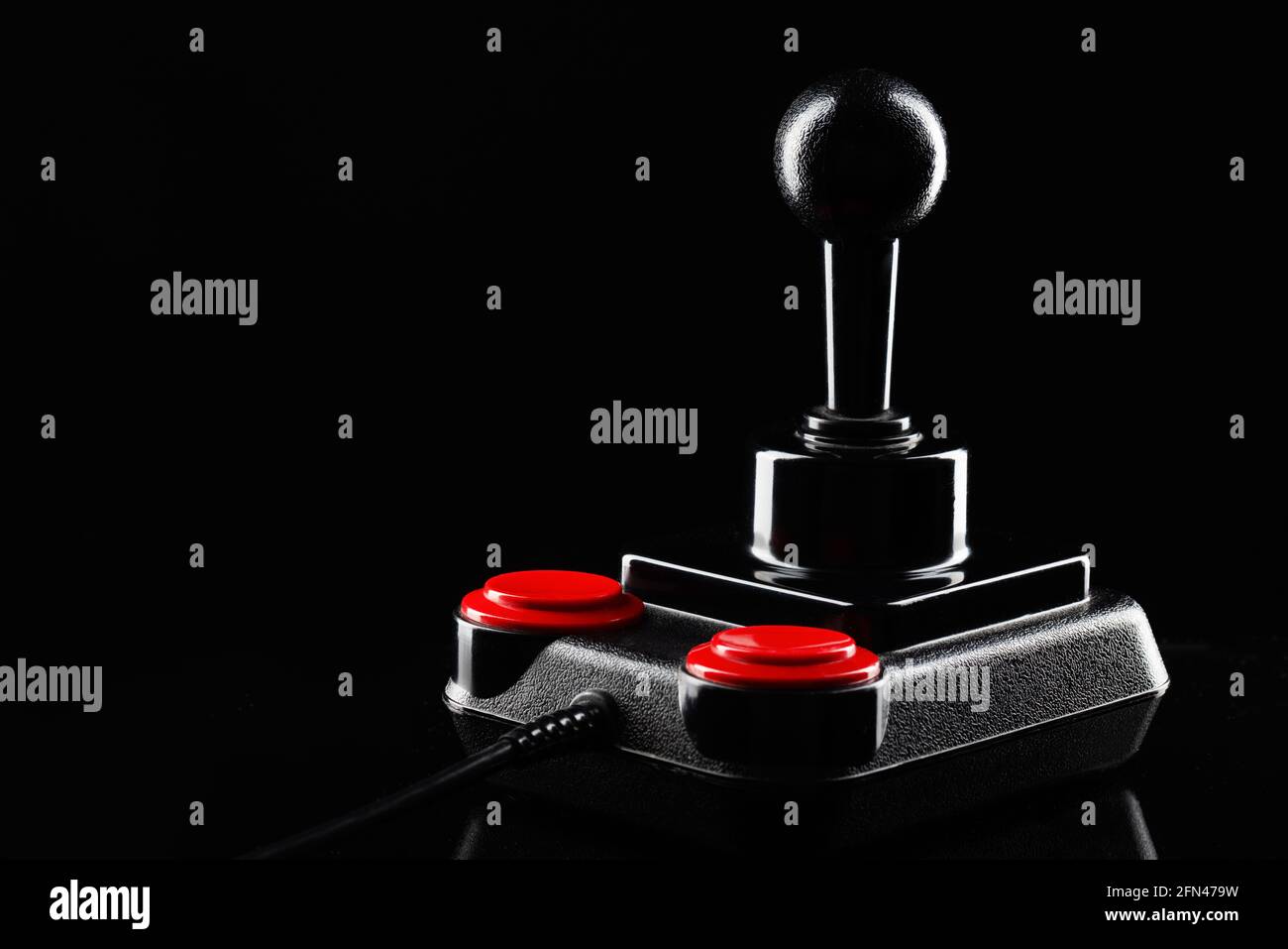 Retro-Joystick von 8-Bit-Konsolen. Game-Controller auf schwarzem Hintergrund isoliert Stockfoto