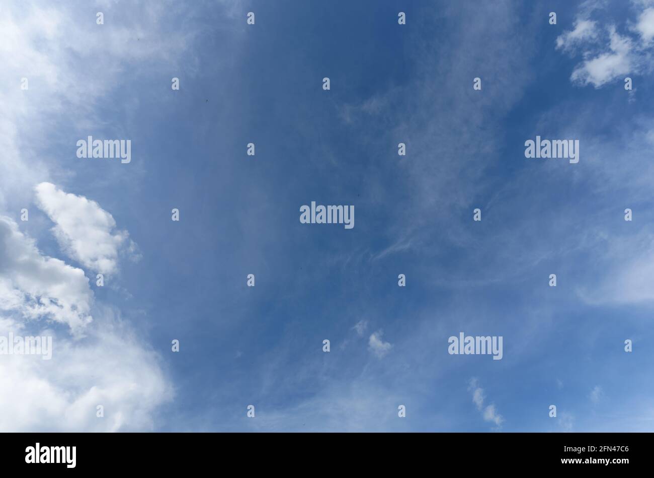 Wolken in einem blauen Himmel Hintergrund Stockfoto