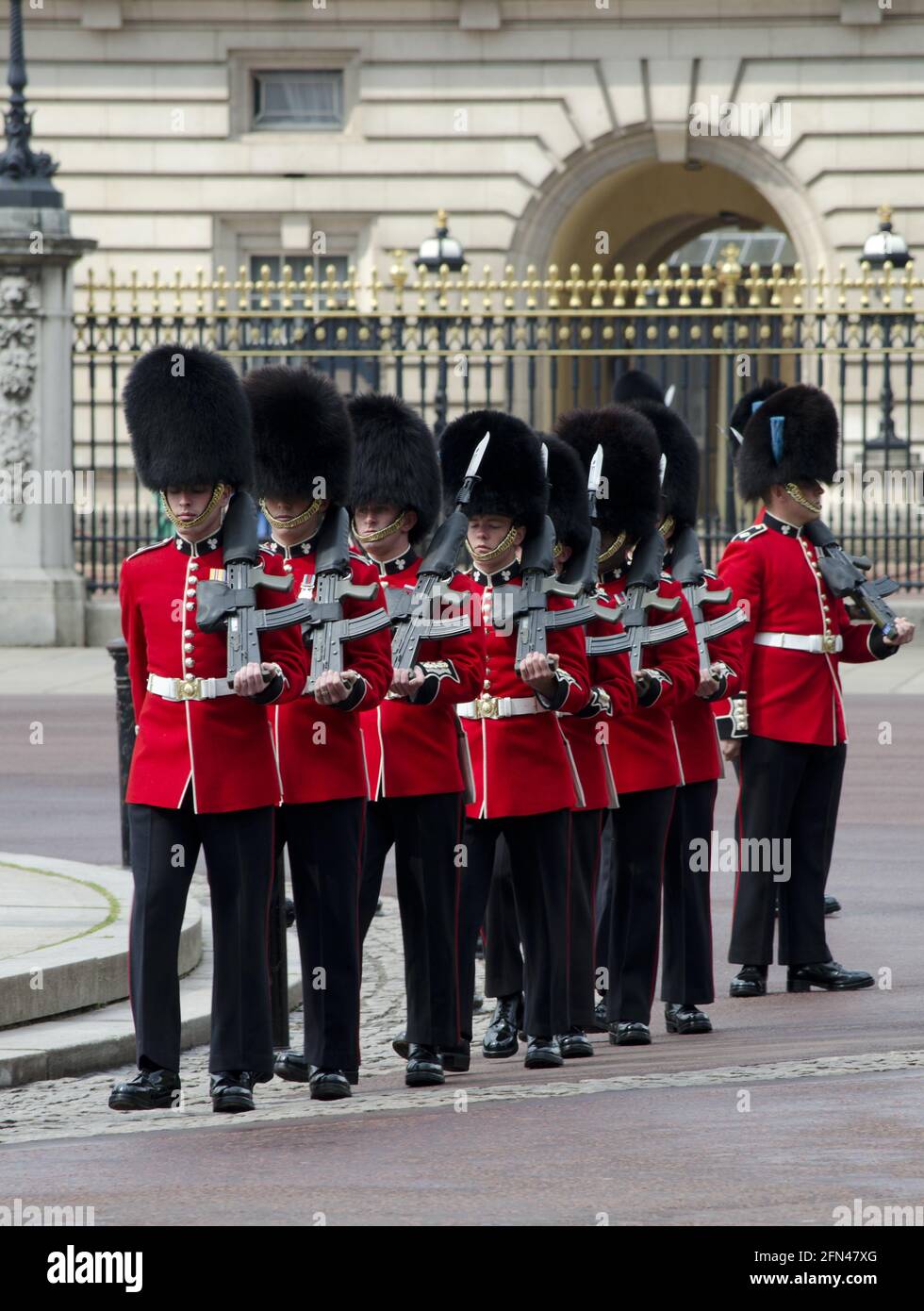 Eine Abteilung der irischen Garde vor dem Buckingham Palace, die die Farbe durchstreift Stockfoto
