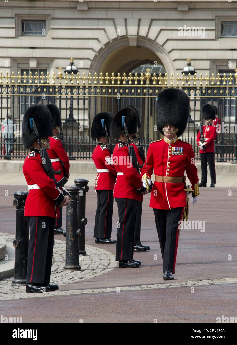 Eine Abteilung der irischen Garde vor dem Buckingham Palace, die die Farbe durchstreift Stockfoto