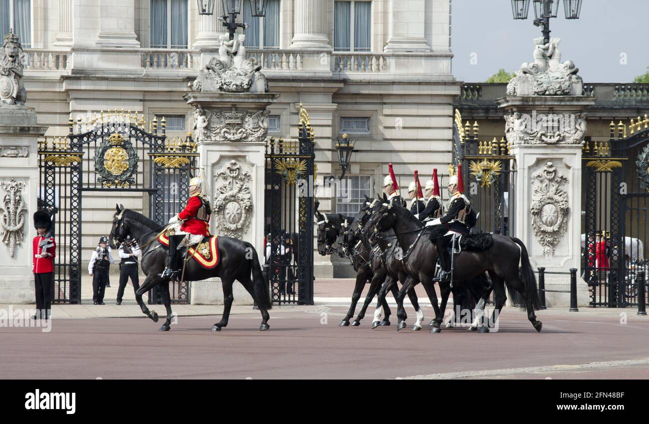 Eine Gruppe von Kavalleriesoldaten aus dem Haushalt tritt in den Buckingham-Palast ein, um die Farbe zu Trooping Stockfoto