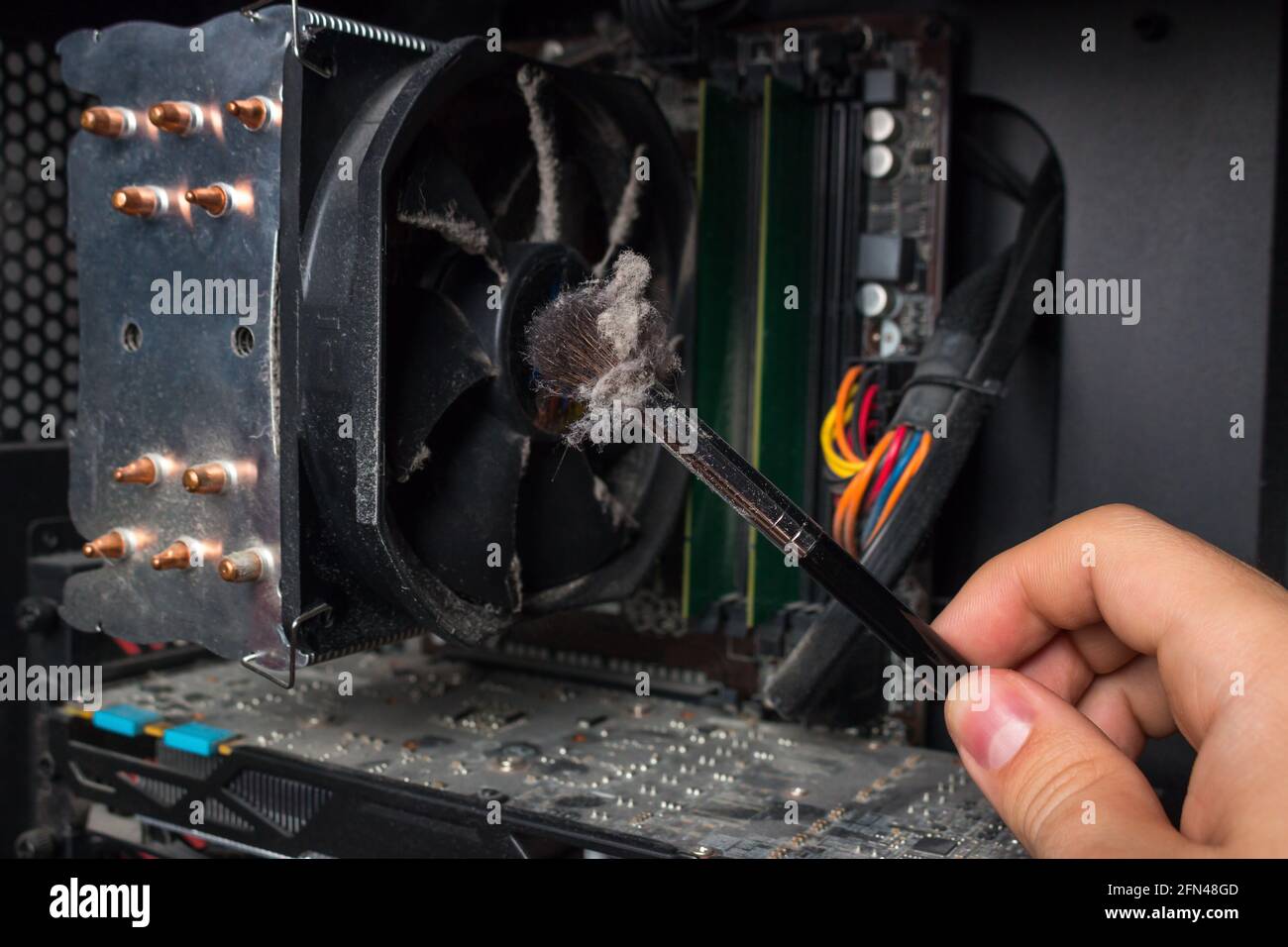 Informatiker zeigt, wie viel Staub auf der Hardware von Der PC Stockfoto