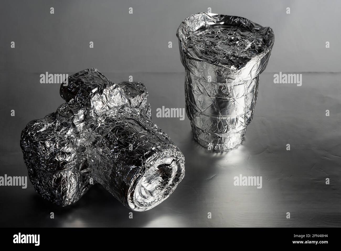 Eine Kamera und ein Objektiv in Aluminiumfolie eingewickelt Stockfoto