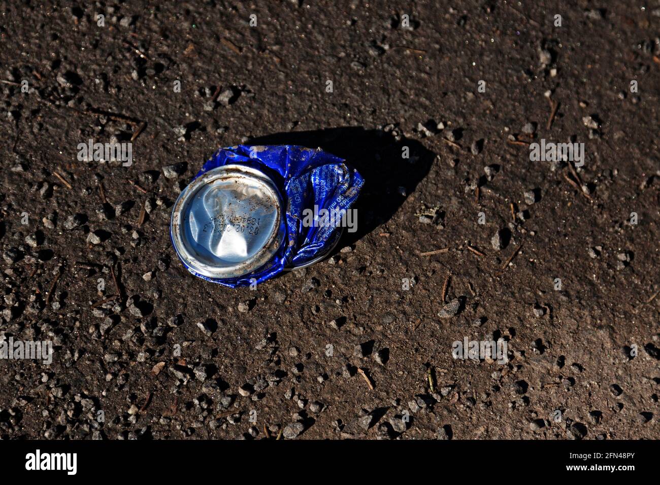 Umea, Norrland Schweden - 27. April 2021: Auf dem Boden liegendes, zermaschtes Aluminiumglas Stockfoto