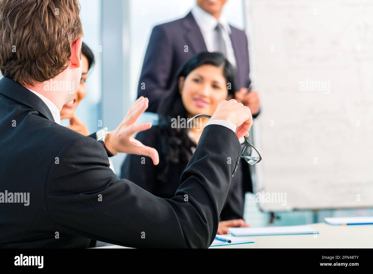 Rückansicht des Geschäftsmann in einem Gespräch erklären Stockfoto