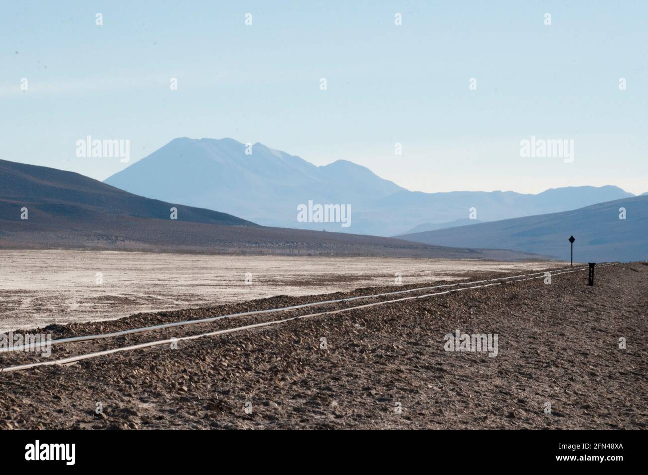 Einsame Bahngleise durch die hochgelegene Altiplano-Wüste außerhalb von Uyuni, Bolivien Stockfoto