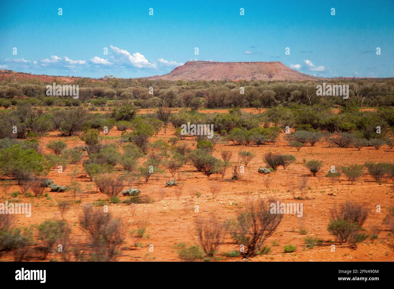 Wüstenlandschaft vom Ghan-Zug südlich von Alice Springs, Northern Territory, Australien Stockfoto