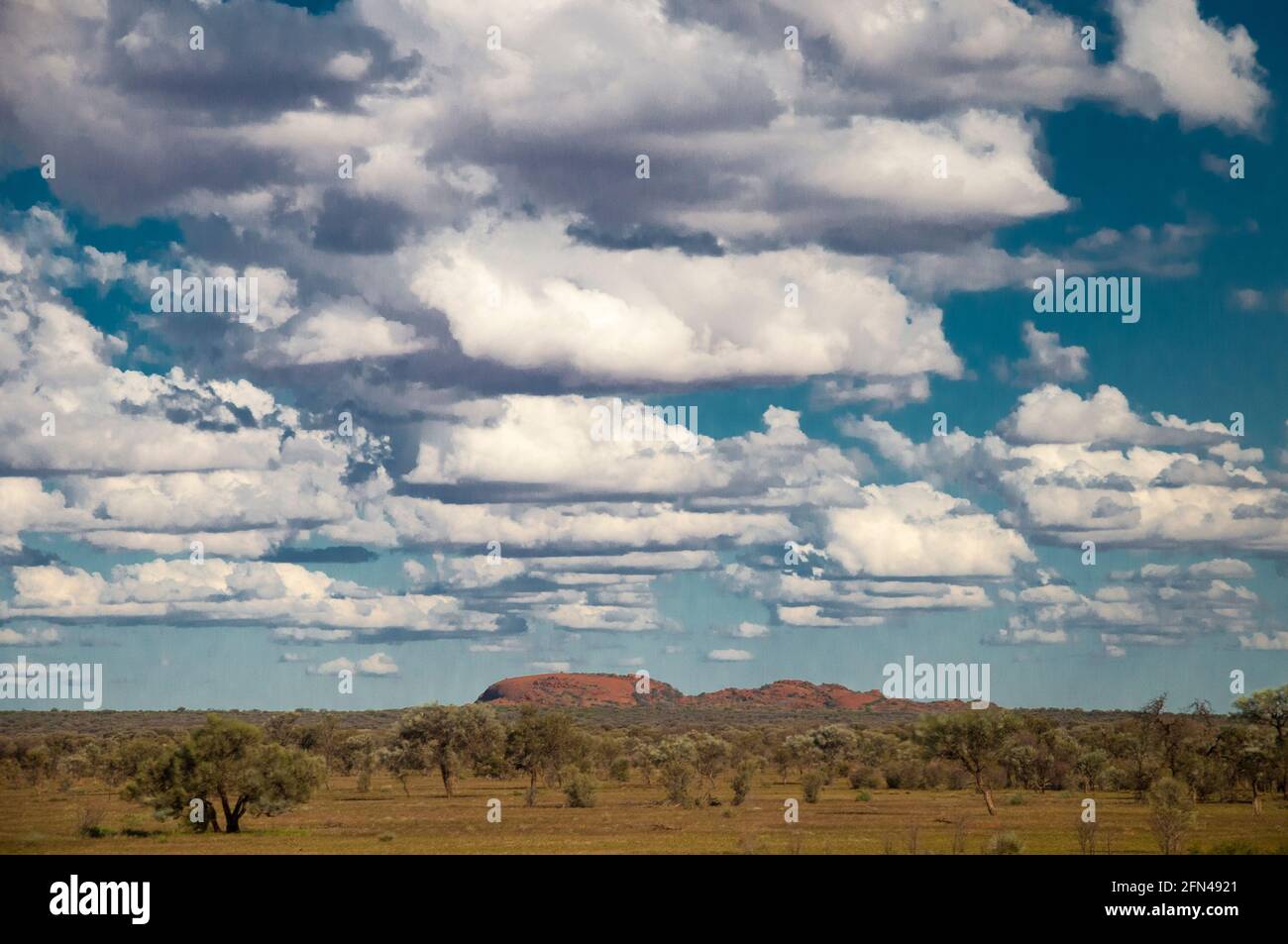 Wüstenlandschaft vom Ghan-Zug südlich von Alice Springs, Northern Territory, Australien Stockfoto