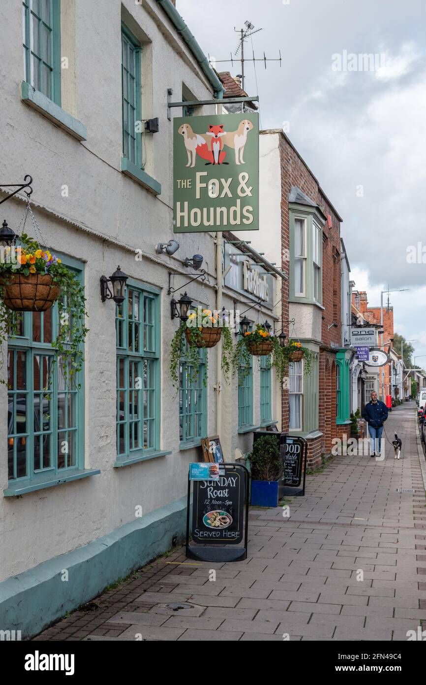 Fox & Hounds, eine klassische alte Taverne mit Pub-Essen und echtem Ale, High Street, Stony Stratford, Buckinghamshire, Großbritannien Stockfoto