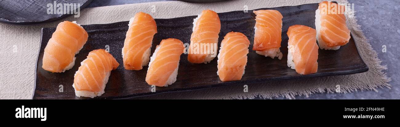 Sushi Lachs Nigiri auf Gericht Panorama Stockfoto
