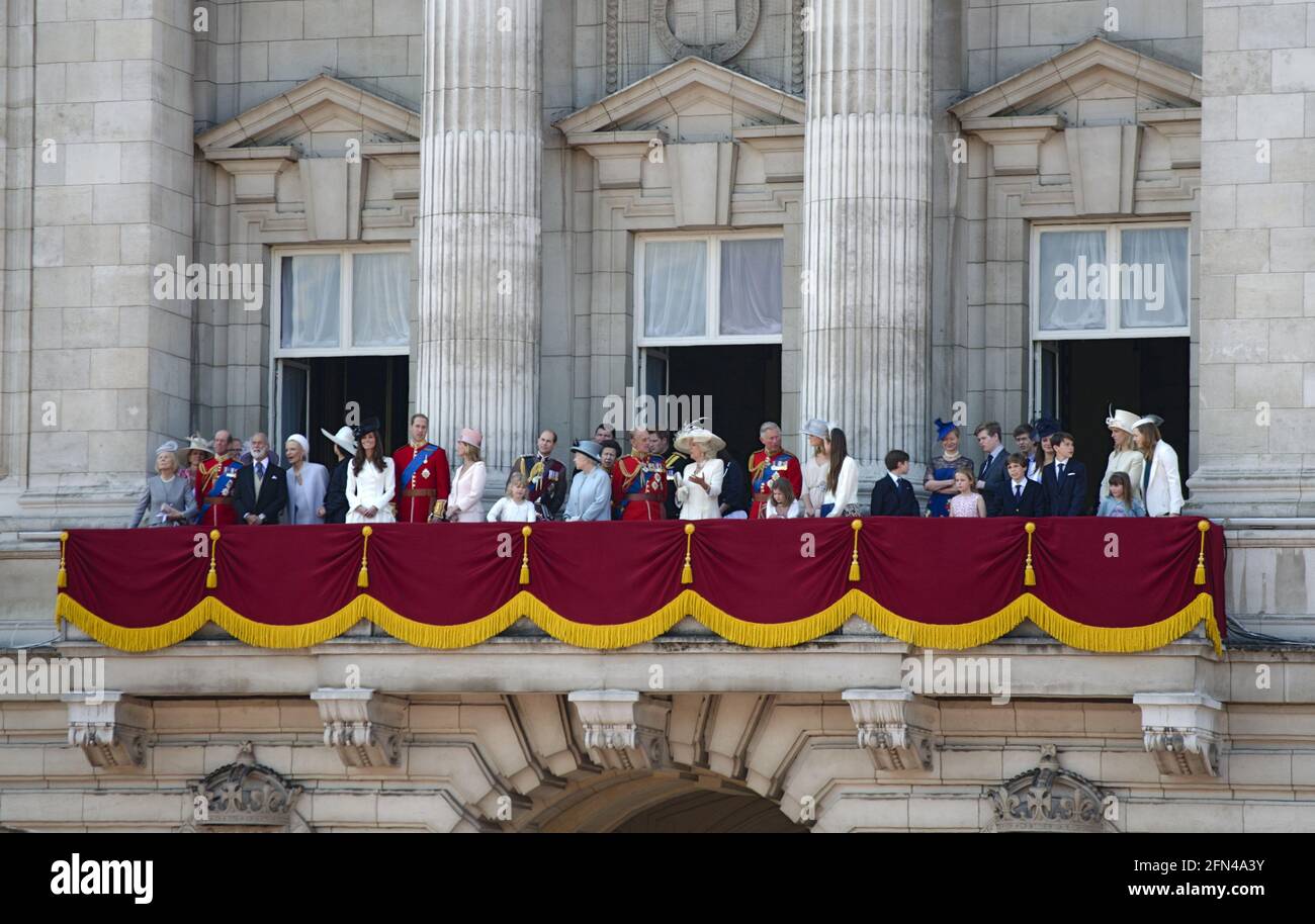 Die Königin und die königliche Familie auf dem Balkon des Buckingham Palace nach dem Trooping the Color Stockfoto