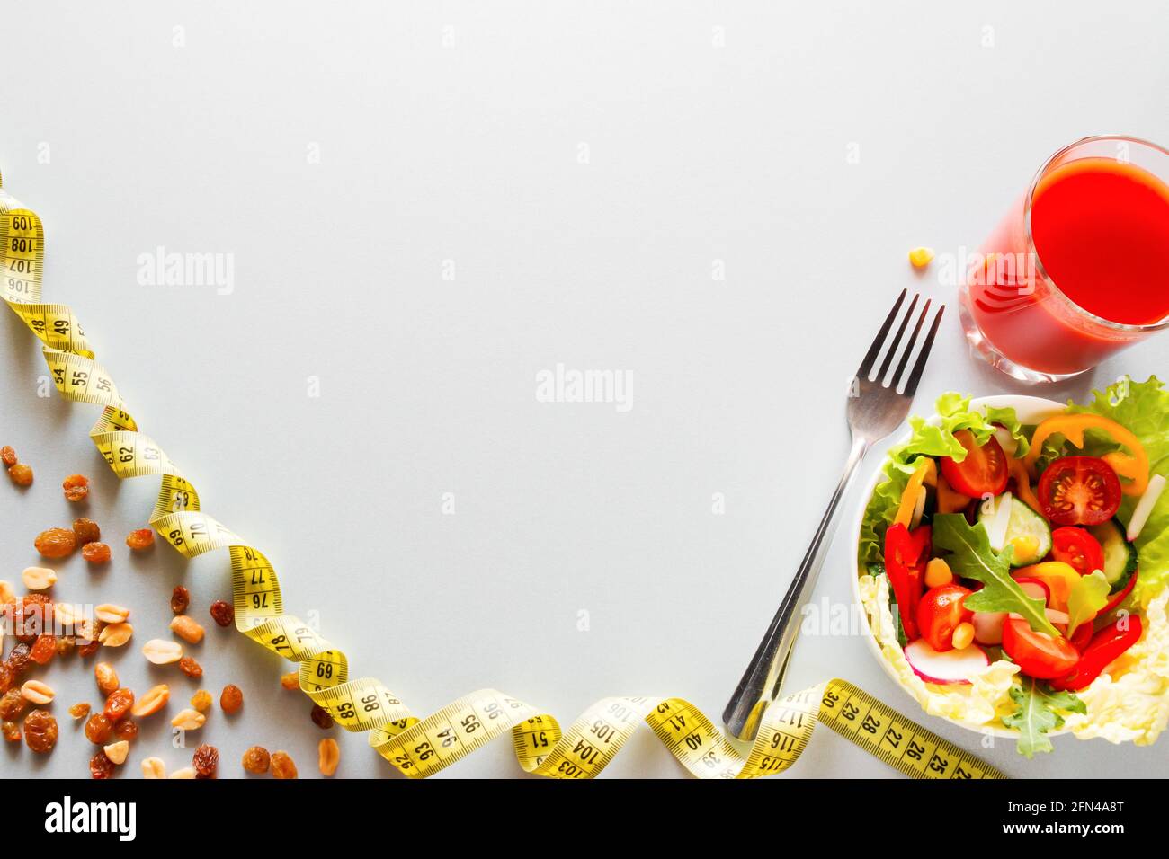Diät-Lebensmittel und Maßband mit Platz für Text auf Ein weißer Hintergrund Konzept Schlankheits-und gesunden Lebensstil Stockfoto