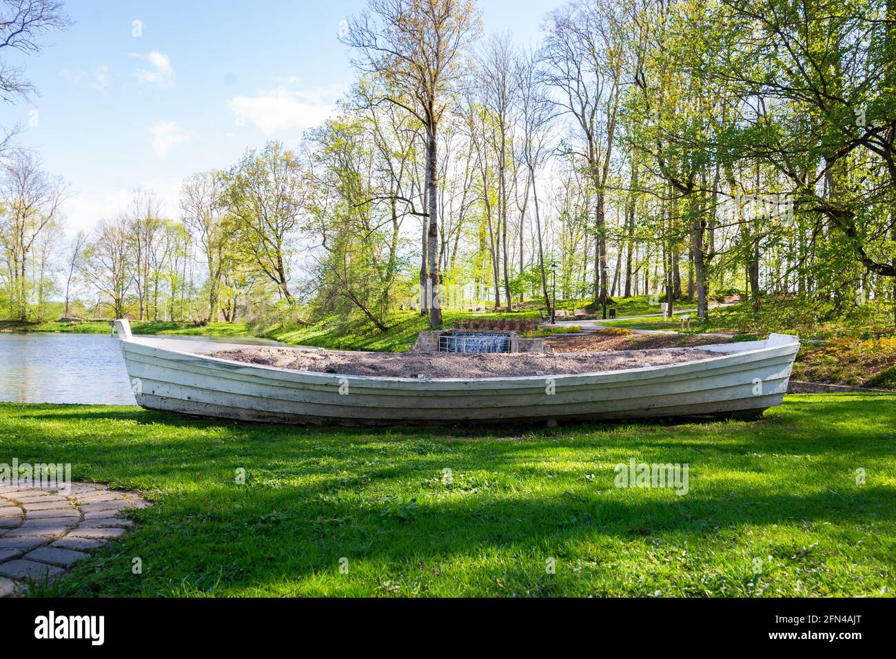 Blumenbeet aus holzboot Fotos und Bildmaterial in hoher Auflösung Alamy