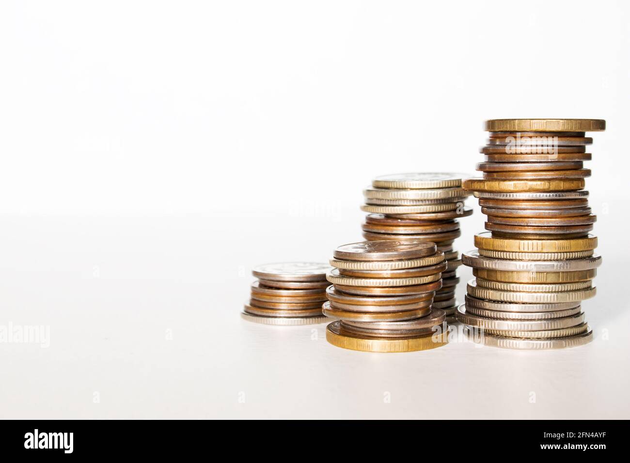 Stapel von Münzen Business Growth Konzept Nahaufnahme mit Platz für Text auf weißem Hintergrund Stockfoto
