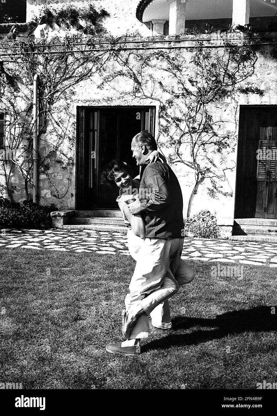 Jürgen, Curd, 13.12.1915 - 18.6.1982, deutscher Schauspieler, in voller Länge, Mit seiner Frau Simone Bichreon, ZUSÄTZLICHE-RECHTE-FREIGABE-INFO-NICHT-VERFÜGBAR Stockfoto