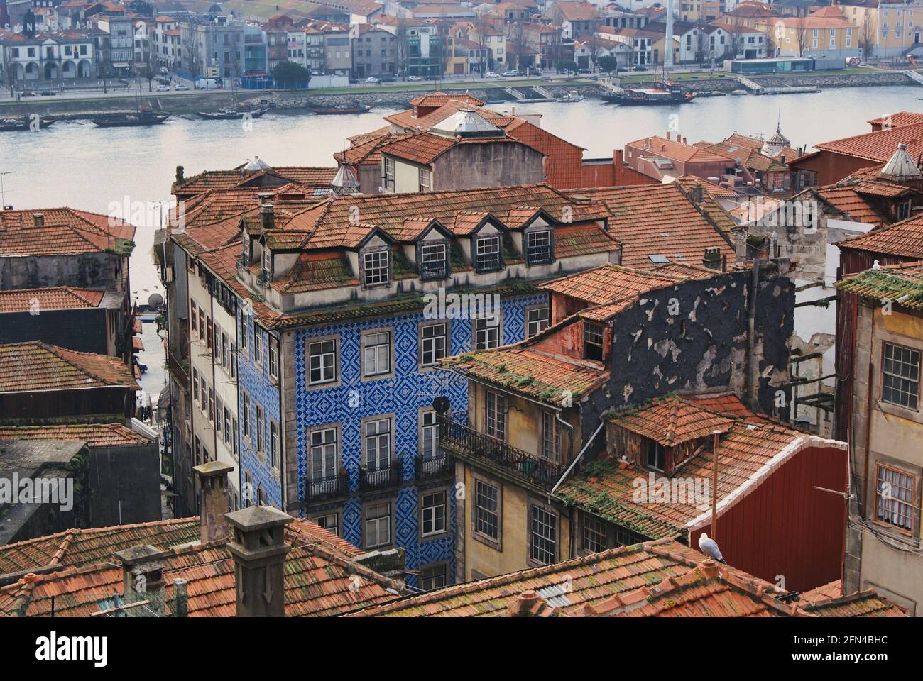 Blick auf einen alten Teil von Porto. Rote Dächer und alte Gebäude. Stadtarchitektur und blaue Fliesen auf Häusern. Stockfoto